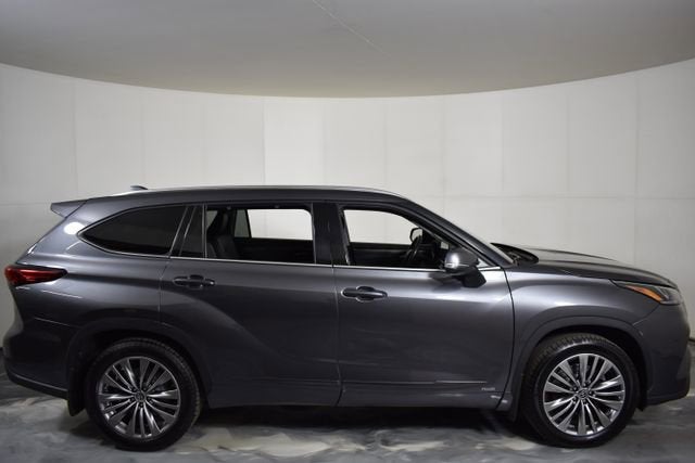 2022 Toyota Highlander Hybrid Platinum