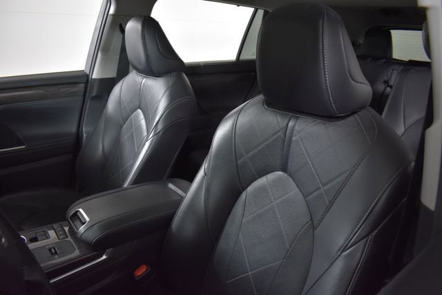 2022 Toyota Highlander Hybrid Platinum