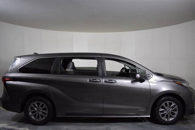 2021 Toyota Sienna LE