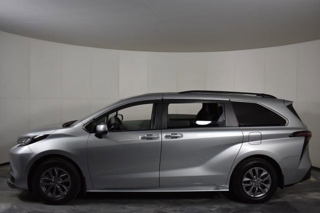 2023 Toyota Sienna LE