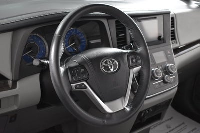 2017 Toyota Sienna XLE Auto Access Seat