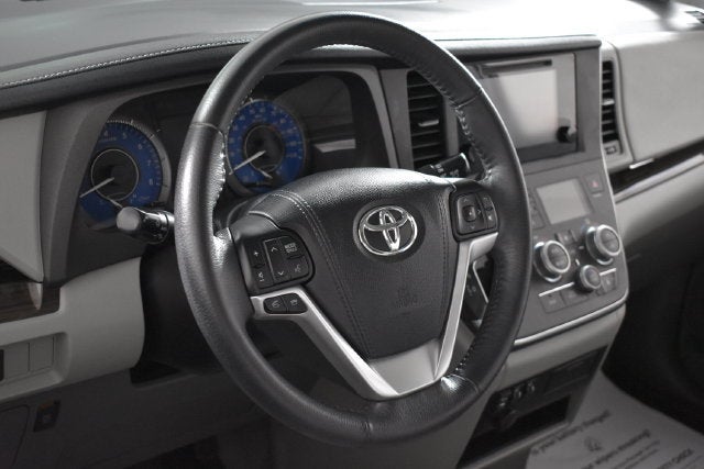2017 Toyota Sienna XLE Auto Access Seat