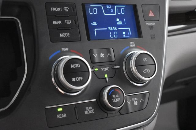 2017 Toyota Sienna XLE Auto Access Seat