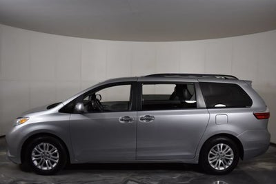 2017 Toyota Sienna XLE Auto Access Seat
