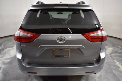 2017 Toyota Sienna XLE Auto Access Seat