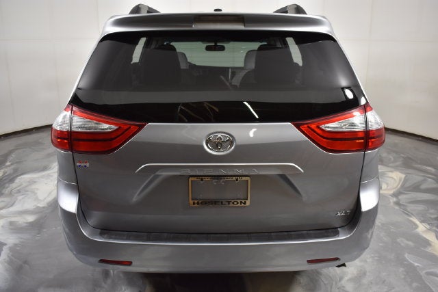 2017 Toyota Sienna XLE Auto Access Seat