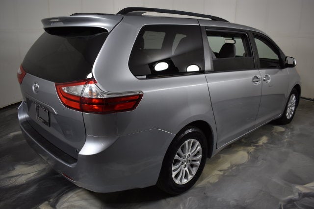 2017 Toyota Sienna XLE Auto Access Seat