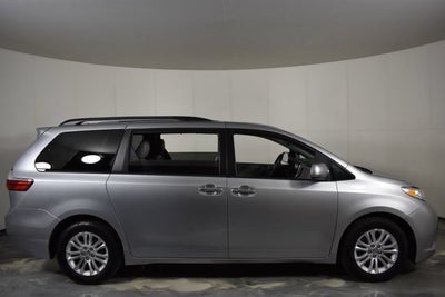 2017 Toyota Sienna XLE Auto Access Seat