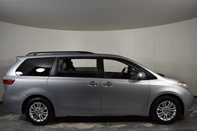 2017 Toyota Sienna XLE Auto Access Seat