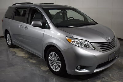 2017 Toyota Sienna XLE Auto Access Seat