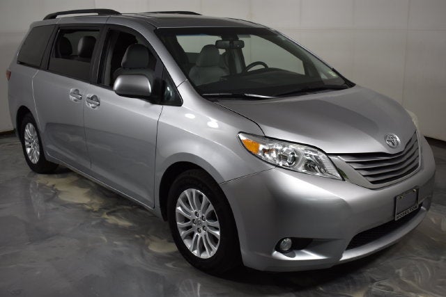 2017 Toyota Sienna XLE Auto Access Seat