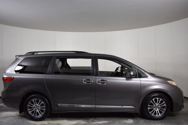 2018 Toyota Sienna XLE Auto Access Seat