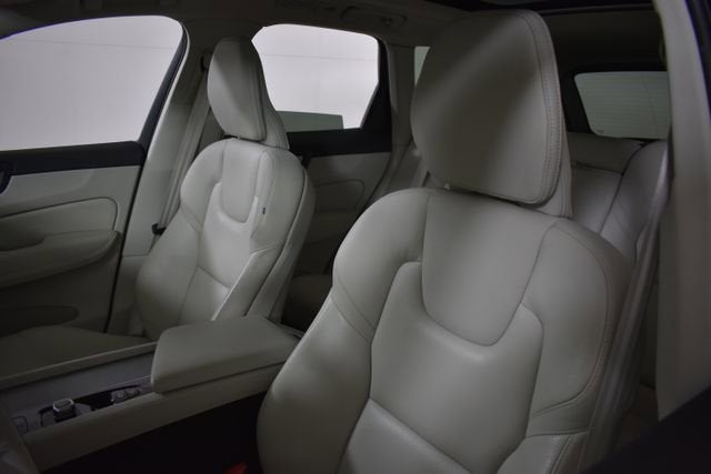 2023 Volvo XC60 Plus Bright Theme