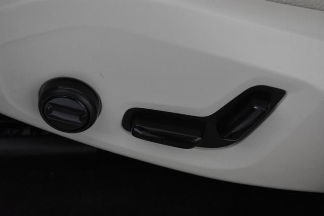 2023 Volvo XC60 Plus Bright Theme