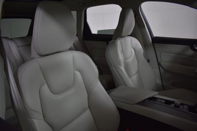 2023 Volvo XC60 Plus Bright Theme